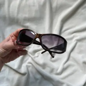 Jättefina vintage solglasögon med en y2k look