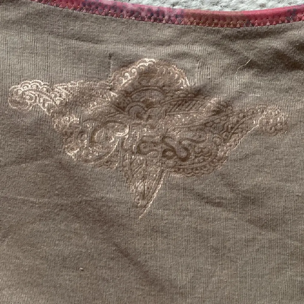 Super snygg 90s tröja från Guess! Köpt på plick, bra skick!💗. Blusar.