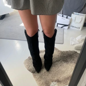 Boots - Säljer världens snyggaste boots!! Så snygga med tyg som faller över klacken😍 Inga defekter!  Hör av dig vid frågor eller för fler bilder💞 Om fler är intresserade så startar jag budgivning