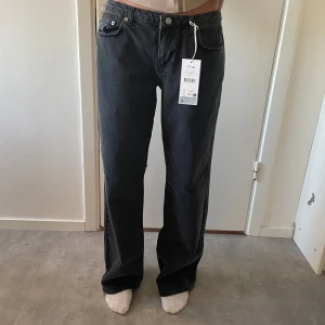 Straight jeans - Jättesnygga straight jeans från NA-KD som tyvärr va lite stora, har vanligtvis storlek 34/36. Bra i längden för mig som är 175cm lång. Aldrig använda! Köparen står för frakten