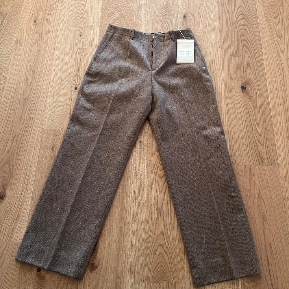 Helt oanvända our legacy borrowed chino brown broken tweed. Köpte på rean men det var fel size. (Orginalpris 340 euro). Jeans & Byxor.