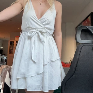 Vit klänning  - Så fin klänning som jag köpte inför studenten men valde en annan. Jättefin till sommaren eller student/skolavslutning. Från Linn Ahlborg X NAKD
