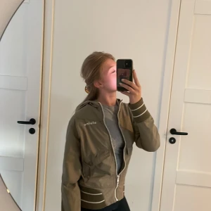 Jacka - Mycket snygg jacka, i size medium(jag är xs och den sitter väldigt bra) inte använd av mig då jag fick den av en vän. Inga defekter syns förutom märket på insidan. Har innerficka och ifrån Elvine. Vet ej om den säljs längre.