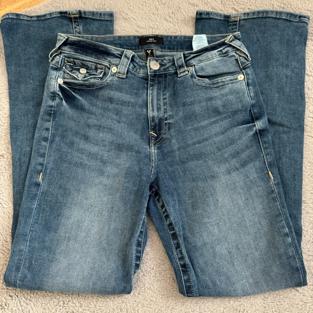 Säljer dessa as snygga jeans som är ifrån true religion och är helt nya, har bild på kvitto om det skulle behövas. Midjemått: 85 cm, storlek: 30. Nypris var omkring 1700kr. Jeans & Byxor.