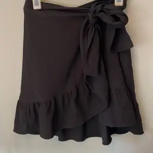 Supersöt kjol från veromoda med knytning i sidan. Sparsamt använd, säljer så den inte kommer till användning längre