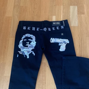 2000s jeans  - Säljer mina skitsnygga jeans då de tyvärr inte passar längre, de är lågmidjade och bootcut med silverdetaljer, de är i jättebra skick, säljer endast vi köp nu och priset går att diskutera!!