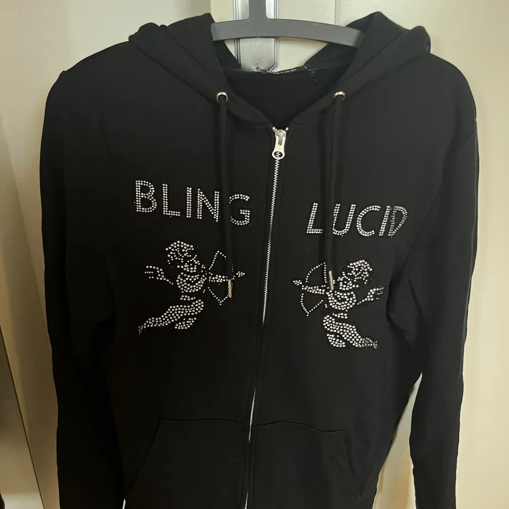 Bling lucid hoodie i storlek XS. Väldigt bra skick.. Hoodies.