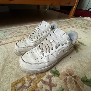 Vita NIKE AIRFORCES 1 - airforce 1s vita använts i typ 1 månad men är bra skick ba litet hål i hälen men de syns inte, de följs med extra sköna extra sulor som kostade runt 350 kr samt skorna som kostade 1200 kr.