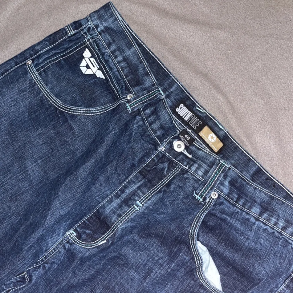 Rare Vintage Southpoles i storlek Waist 40, Riktigt coola Jeans med väldigt detaljerat baktryck fortfarande i bra kvalitet. Jeans & Byxor.