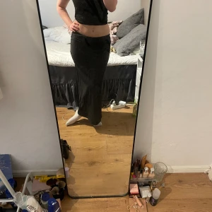 Lång satin kjol från vila! - Jättefin kjol i satin! Köpt förra sommaren och relativt lite använd, dock liten slitning på midjebandet (se sista bilden) köpt för 399 mitt pris 100kr + frakt!