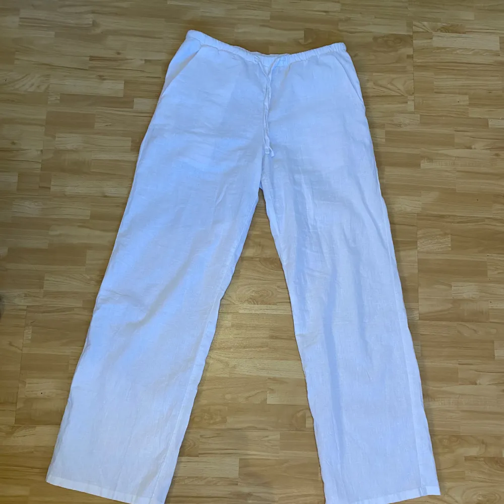 Vita linnebyxor från Gina Tricot Young i storlek 158/160, använda en gång. Jeans & Byxor.