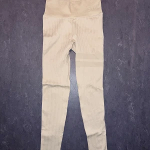 Träningstights  - Träningstights från Stronger. Strl XS/S Knappt använda.  📷 Säg till om du vill ha fler bilder så fixar jag det. 💸 Vid snabb affär kan ja tänka mig att sänka priset. ✉️ Köparen står för frakten. 📍 Kan mötas upp i Tyresö.