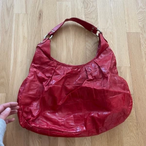 Vintage väska röd - Från humana.