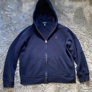 Polo ralph lauren zip hoodie (storlek L i barnstorlek) - Har varit använd 5-10 gånger och är i bra skick. Köptes för några månader sen och har legat hemma ett tag.