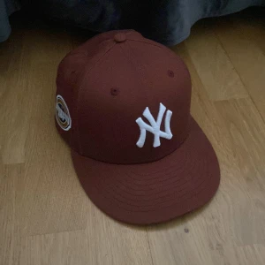 New york yankeekeps - Storlek 7 1/4, 57,7 cm Använd typ 3 gånger. Böjd men det går att ”avböja” med varmt vatten. Nypris är 550