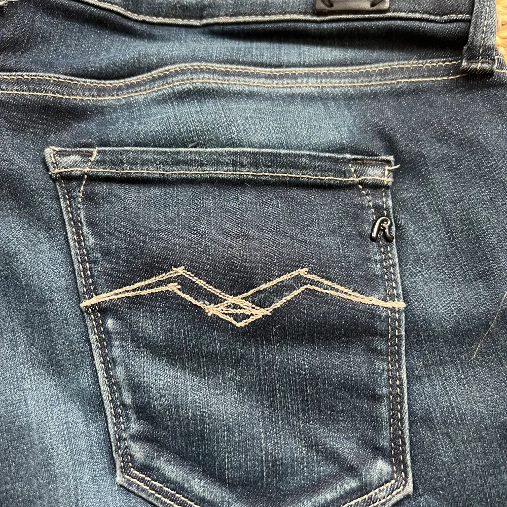 Säljer ett par riktigt snygga Replay jeans i modellen Juz som är lite tajtare. Jeansen är i toppen skick i storleken 28/30. Vi säljer dem för 349kr!!!. Jeans & Byxor.