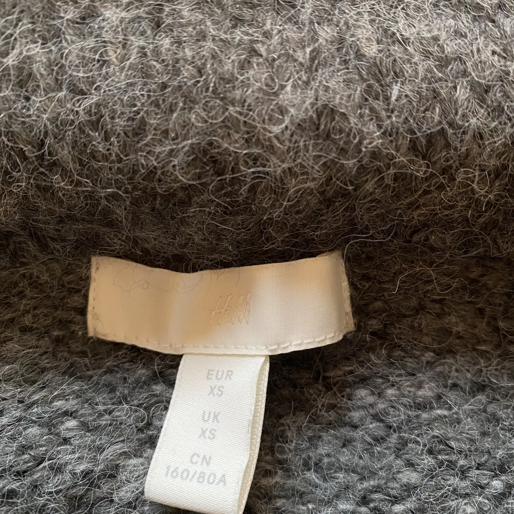 Supermysig off shoulder tröja från H&M. Använd ett fåtal gånger så i bra skick. Nypris: 300 kr. Hör av dig vid frågor och funderingar!💗. Tröjor & Koftor.