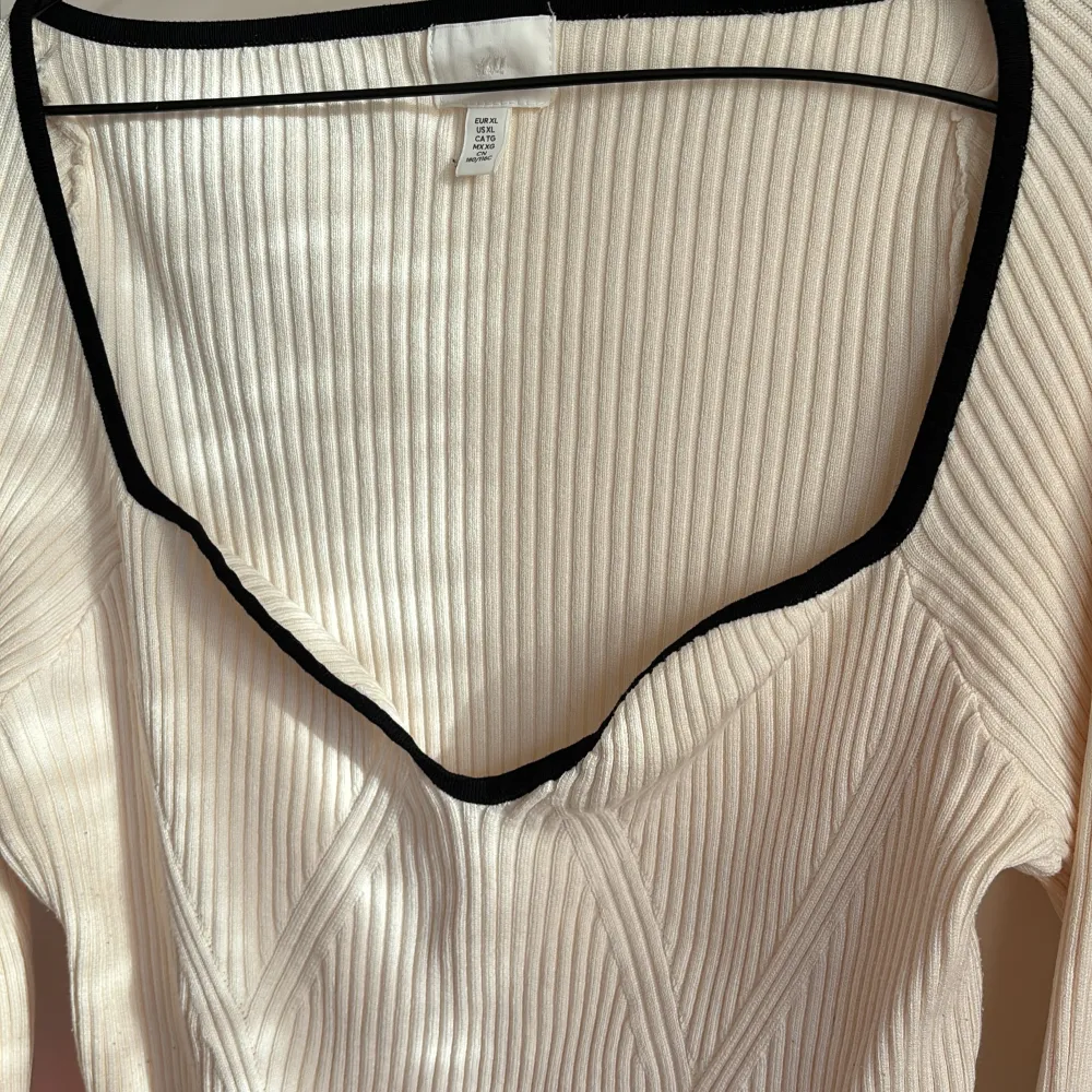 H&M tröja som knappts används! Stretchig material🔥. Tröjor & Koftor.