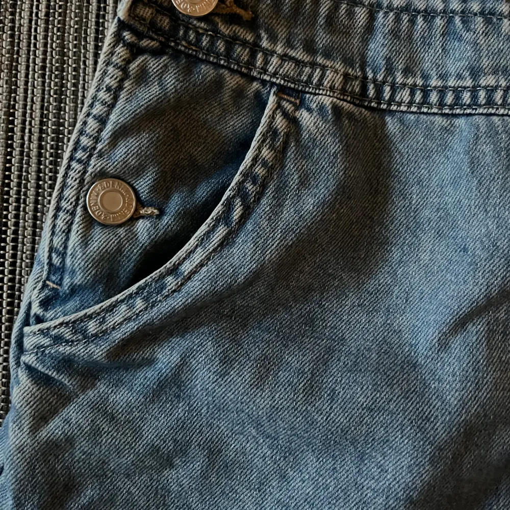 Ett par jeansshorts i hängselbyx-modell, från Lindex, i väldigt fint skick i strl 146.. Shorts.