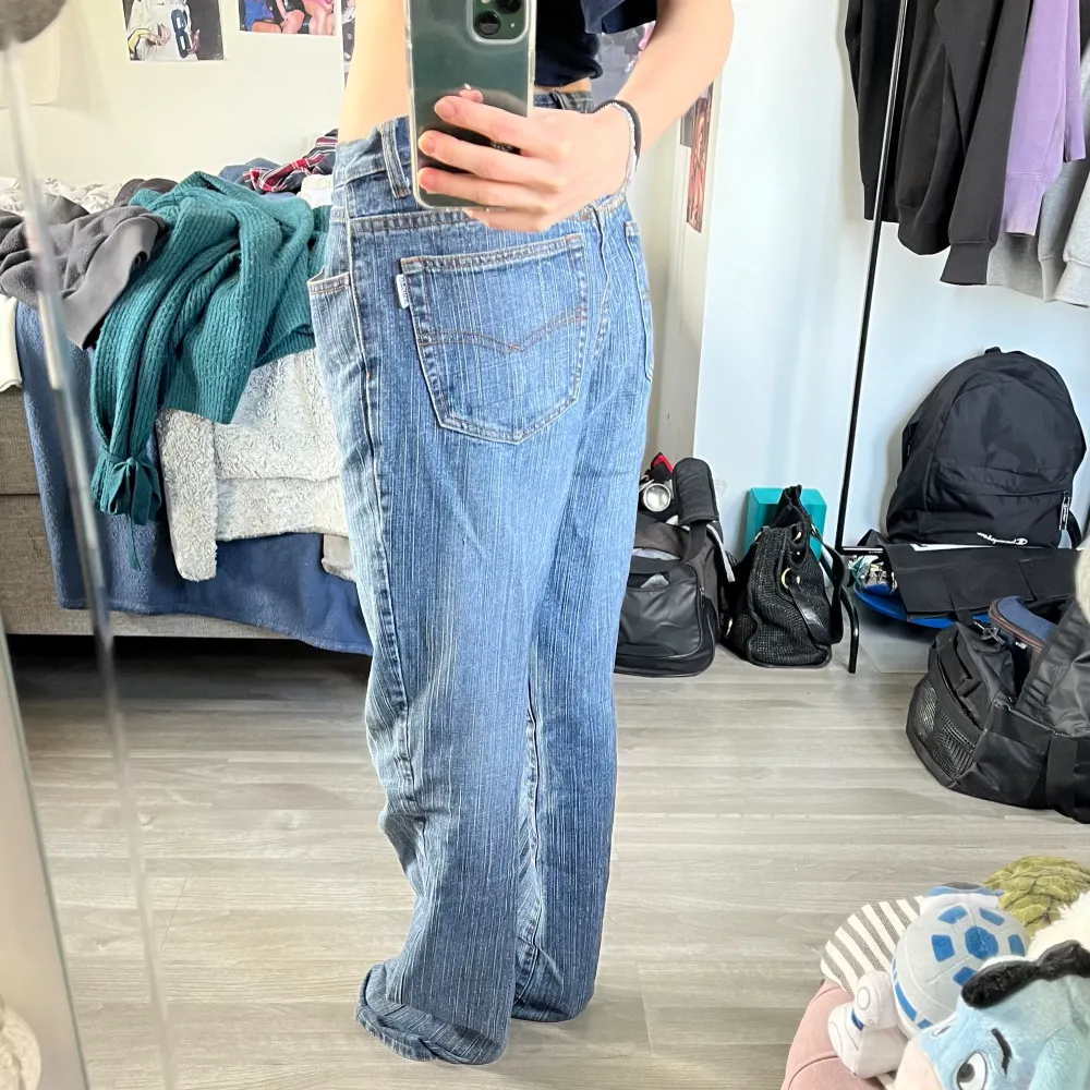 Ett par blåa jeans som inte har någon storlek men passar mig som brukar ha 25 i jeans. Men är dock långa och då är jag 163! Är lite sönder längst ner på ena benet . Jeans & Byxor.