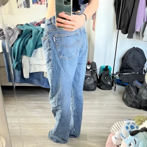 Jeans  - Ett par blåa jeans som inte har någon storlek men passar mig som brukar ha 25 i jeans. Men är dock långa och då är jag 163! Är lite sönder längst ner på ena benet 