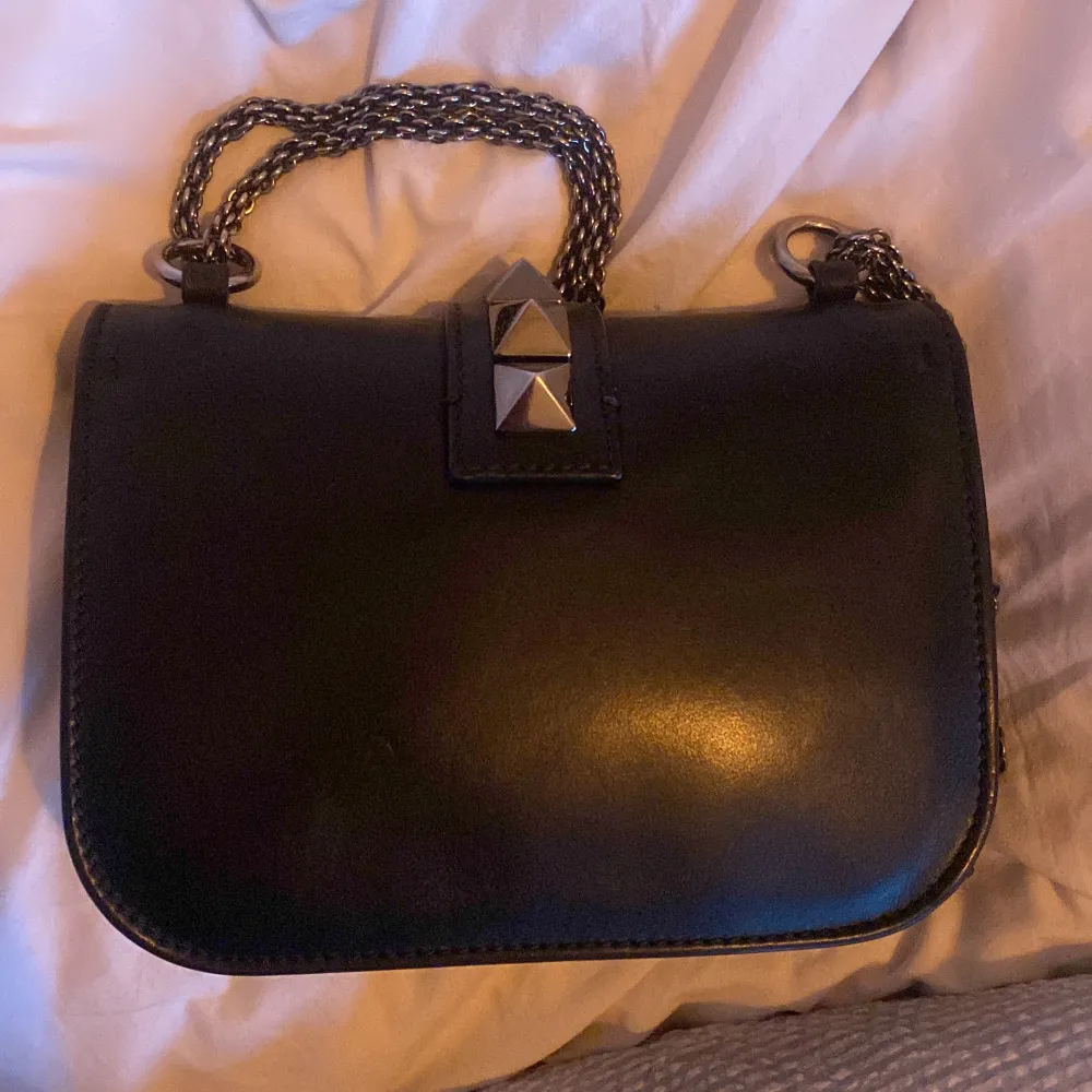 Svart valentino väska i modellen glam look medium. Alltså mellan storleken som är den perfekta handväskan där man får plats med mobil, nycklar, plånbok och mycket mer. Den är i bra skick och har inga missfärgningar. . Väskor.