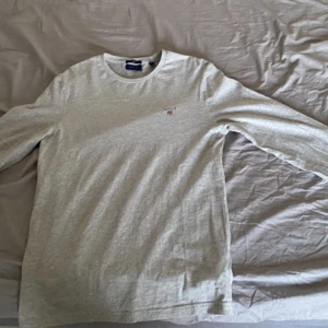 Gant långärmad  - Tja! Säljer nu en gant långärmad tröja som är för liten. Tröjan är i 9/10 skick och är använd 2 gånger. Jag betalar för frakten dock inga returer 😊