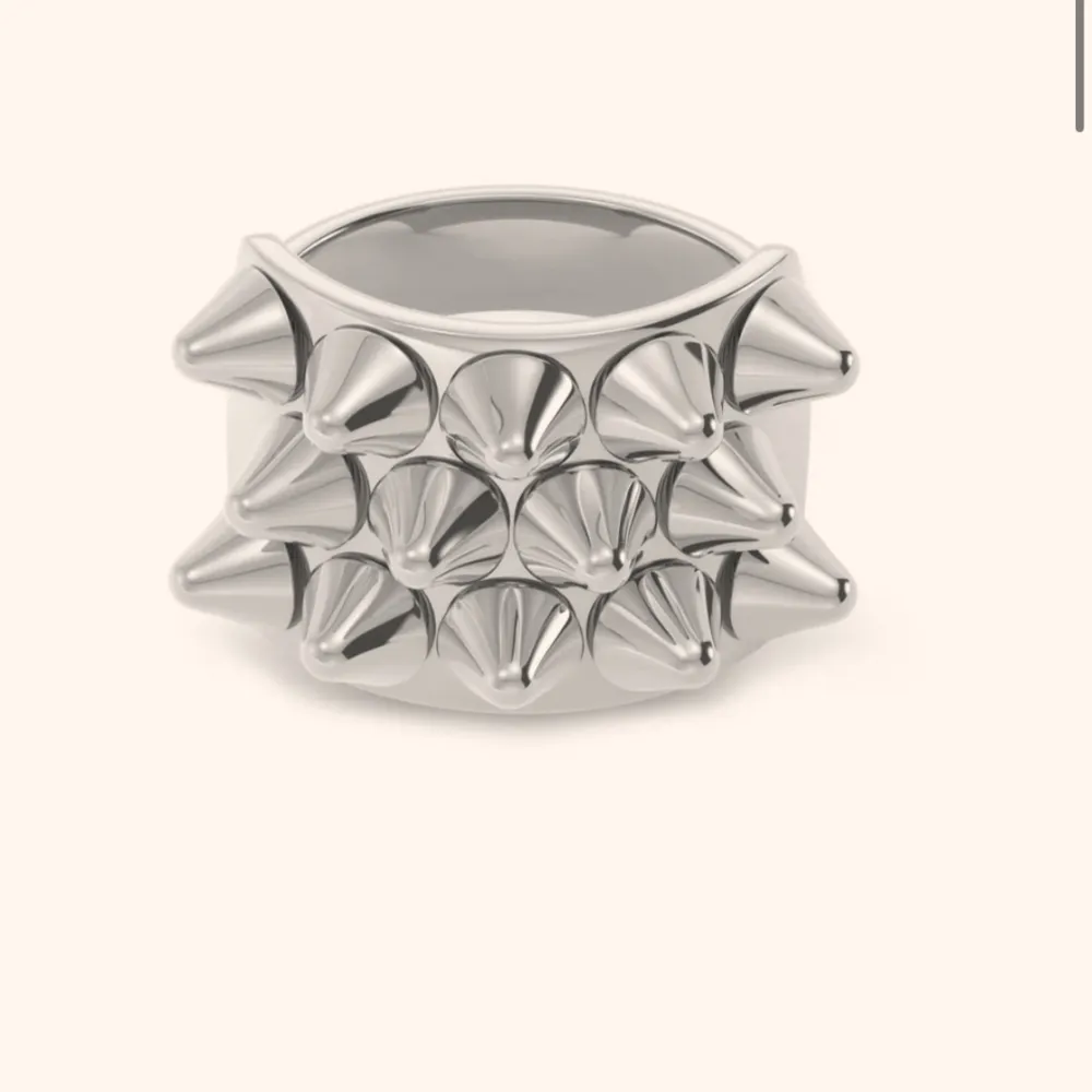 Säljer min super trendiga edblad ring❤️ den är i strl S/16.8mm❤️ säljer eftersom jag börjat använda guldsmycken❤️. Asusteet.