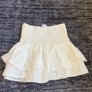 Kjol - Säljer denna supersöta volangkjolen i linne ifrån zara barn!! Använd 2 gånger, inga defekter 💕 ANVÄND GÄRNA KÖP NU!!