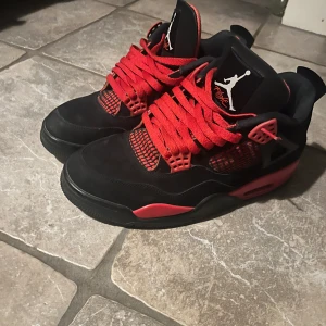 Jordan 4 red thunder - Ett par Jordan 4 i använt men välvårdat skick. Strk 43 1699 kr
