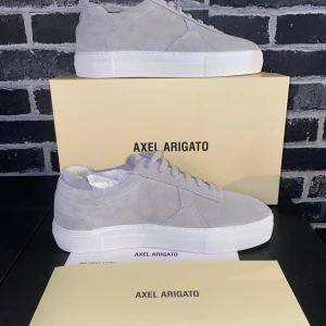 Axel arigato skor (oanvända) - Axel Arigato skor. Aldrig använda har kvar kvittot. Bara skriva vid frågor eller bud