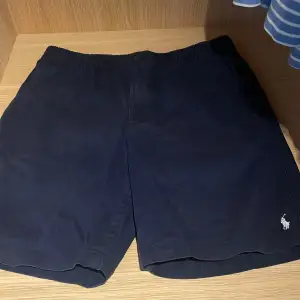 Säljer ett par mörkblå urväxta Polo Ralph lauren shorts. Storlek 16 junior passar 165cm långa. Köptes för ca 1000kr 