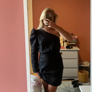 & other stories klänning - Klänning med en ärm, så fin! 