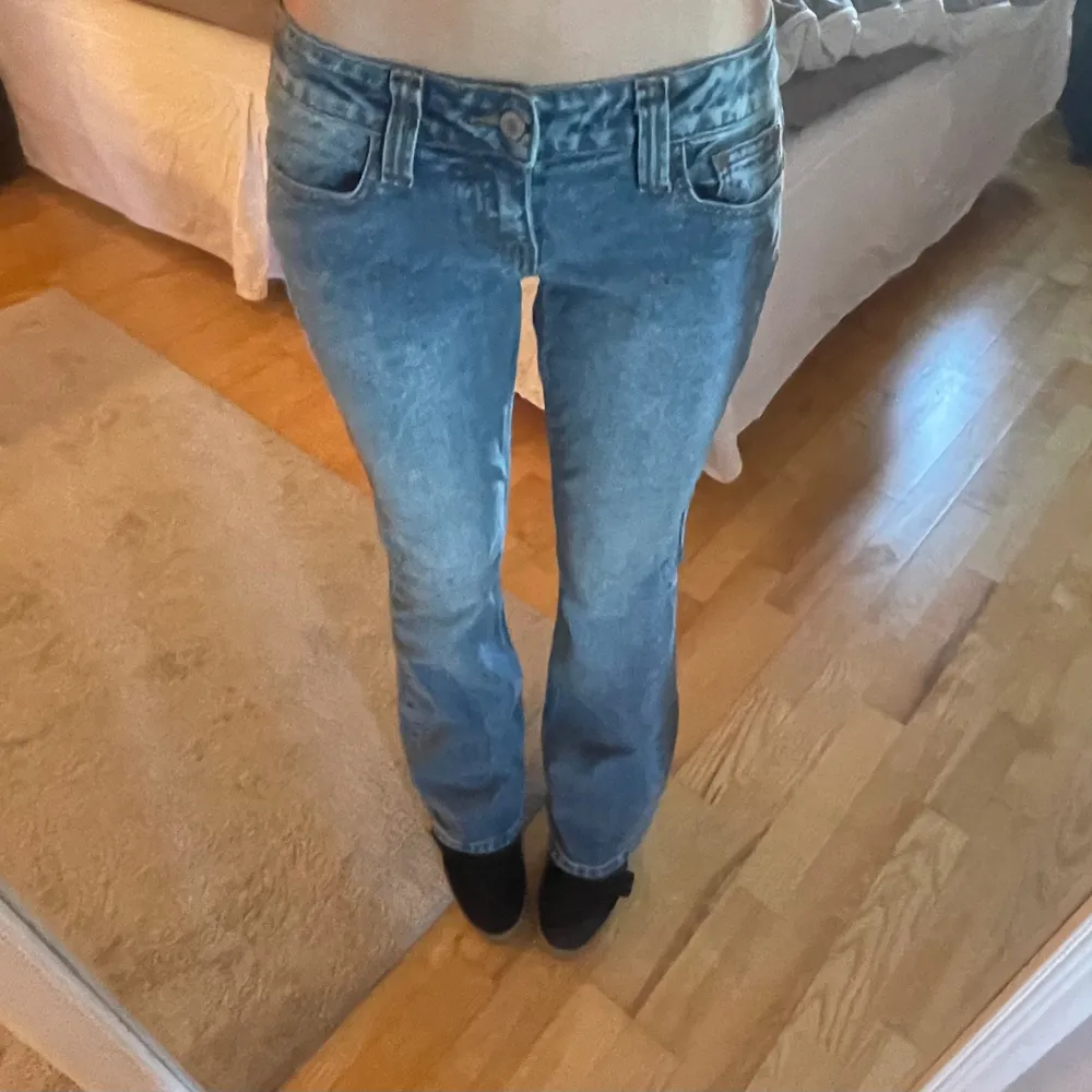 Säljer dessa Lågmidjade jeans från pull and bear, är i jätte bra skick och är aldrig använda. Passar mig som är 164 cm och är i storlek S/36 (tar Swish). Jeans & Byxor.