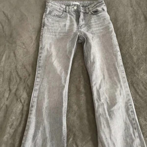 Bootcut jeans - FRI FRAKT till 13/3!! Gråa bootcut jeans från Gina tricot. Använda ytterst lite men är lite sönder nötta vid slutet av benen (se sista bilden). Storlek 34. Kostade runt 500 kr nya. Bara att fråga efter bättre bilder då hela bilderna inte fick plats💗