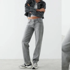 Gråa Ginatricot jeans  - Jeansen är i väldigt bra skick. Använd få tal gånger. Skriv till mig ifall du har några frågor.