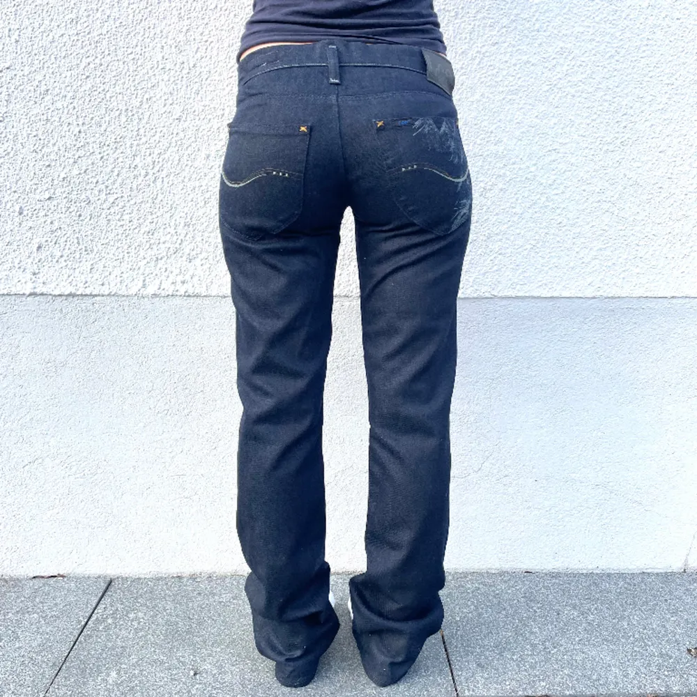 Lågmidjade Lee jeans med coola fickor Midja: 78cm Innerben: 78cm. Jeans & Byxor.