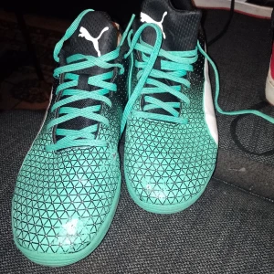 Puma - Äkta puma skor som är använda som ni kan se på bilden.  Lite nött i fram