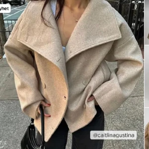 Beige kappa - Snyggaste kappan nu till våren, i en perfekt beige färg! Även helt slutsåld. Den är lite nopprig men det är inget man tänker på. 💓💓