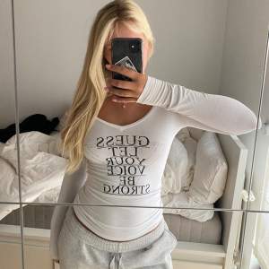 Vit långärmad tröja med rhinestones och svart text från guess. Hör av dig om fler frågor🩷