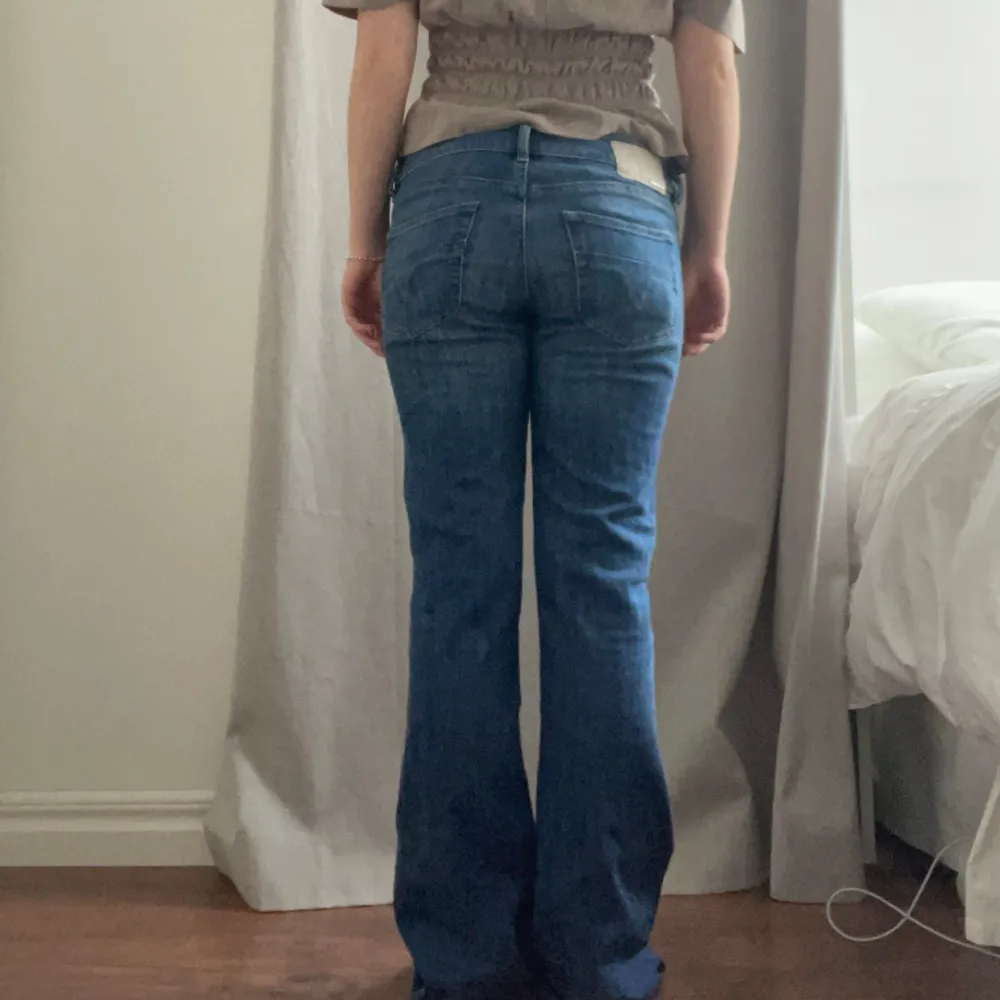 Sjukt snygga disel jeans, säljer då de tyvärr va för stora, midjemått: 37 cm skriv för mer bilder/mått❤️ Använd gärna köp nu. Jeans & Byxor.