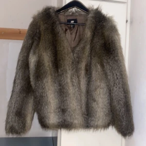 Päls jacka - Päls jacka i nästan nyskick då den knapp är använd. Jackan är storlek 42 så den sitter väldigt fint om man vill ha lite oversize. Pris kan diskuteras vid snabb affär