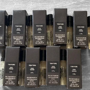 Tom ford oud wood - 9st 2ml sample, säljer vidare då jag fick tag på en flaska