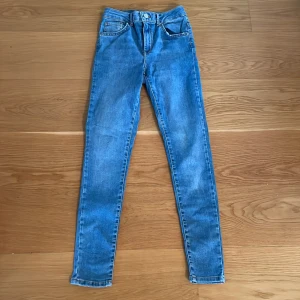 Jeans, smal passform i fint skick - Jeans i fint skick. Smal passform 