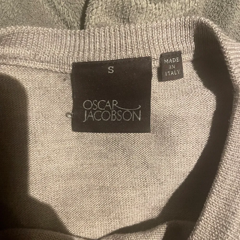 Säljer min Oscar Jacobson tröja då jag tröttnat på den 100% merino. Skick 8/10 kvitto finns Ny pris 1399 kr, mitt pris 699 kr Bara höra av sig för fler bilder eller frågor. Tröjor & Koftor.