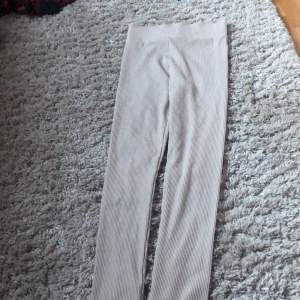 Säljer ett par beiga leggings som bara använts en gång. Dom har ett stretchigt material med ribbat mönster.