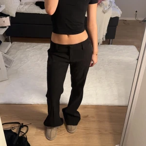 Svarta kostymbyxor - Säljer dessa lågmidjade kostymbyxor då de tyvärr är alldeles för långa på mig som är 167 cm och även lite stora i midjan💓