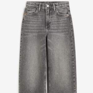 Ett par ljusgråa jeans från h&m! Aldrig använda, bara prövad. Storlek 34 ❣️ 