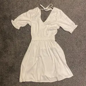 En superfin vit klänning!! 💕💕 Har använts 1 gång och är som helt ny. 