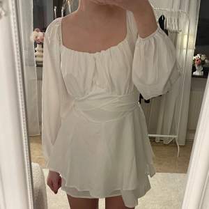 superfin vit klänning som inte kommer till användning💕 säljer för 125kr+frakt